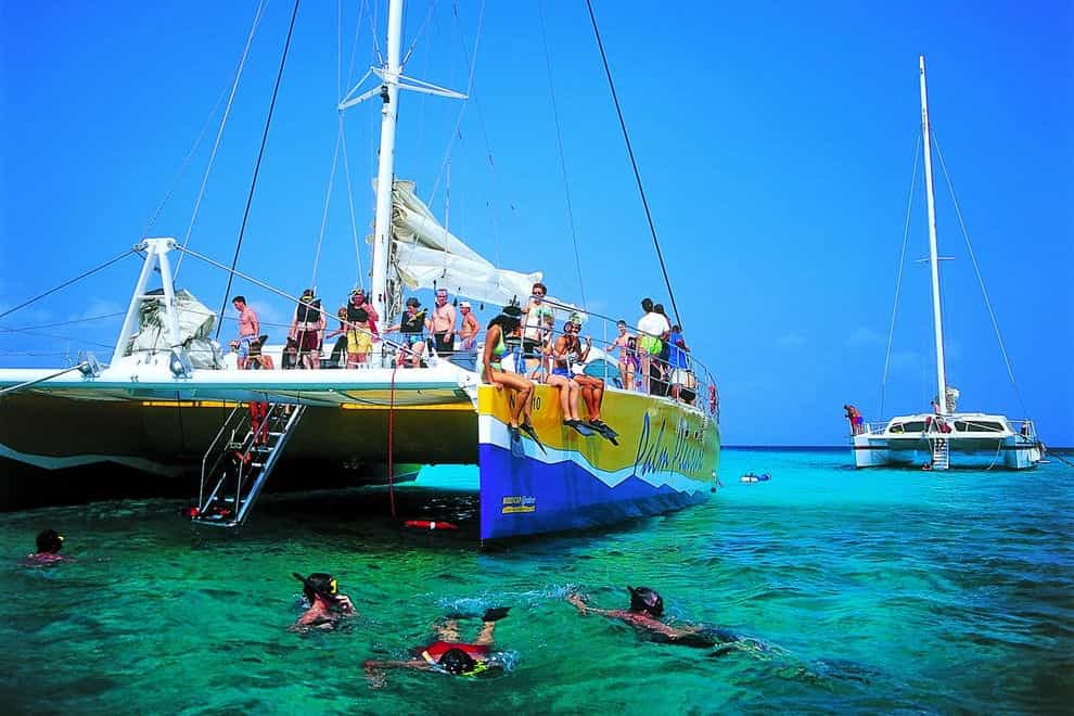Catamarã Privativo com Snorker e bebidas, grupos de no maximo 15 pessoas